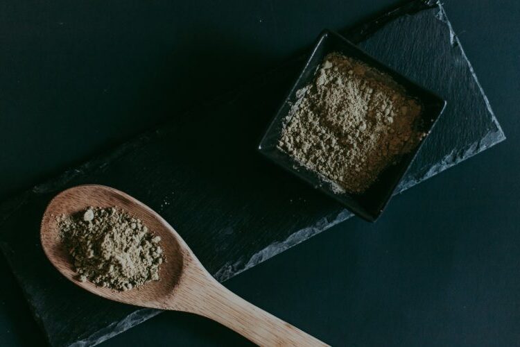 is kratom an addictive drug?